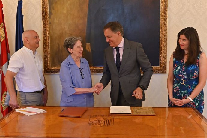 El alcalde de Salamanca, Carlos García Carbayo, y la presidenta de la entidad, Carmen Calzada, tras la firma del convenio.