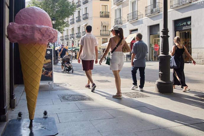 Varias personas en el centro de la ciudad, a 5 de julio de 2024, en Madrid (España).