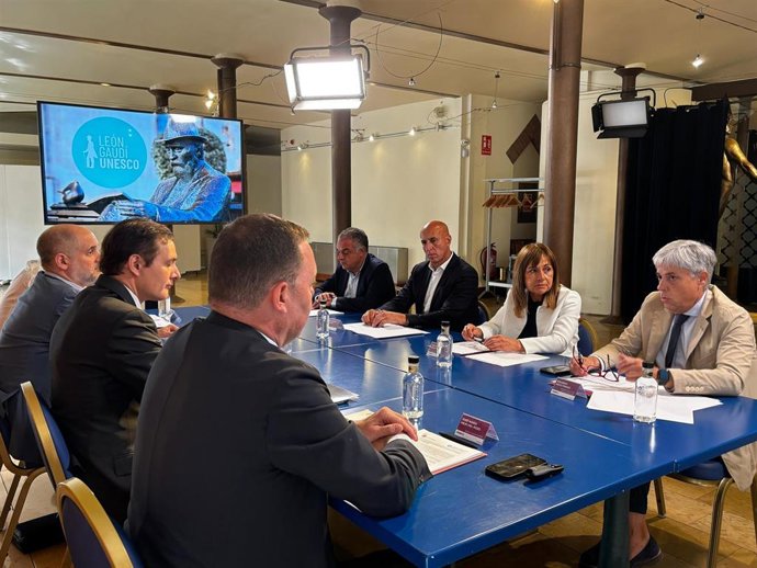 Los promotores de la solicitud de la declaración detallan a representantes institucionales de la provincia de León el contenido de la propuesta durante una reunión mantenida esta mañana en el Museo Casa Botines Gaudí