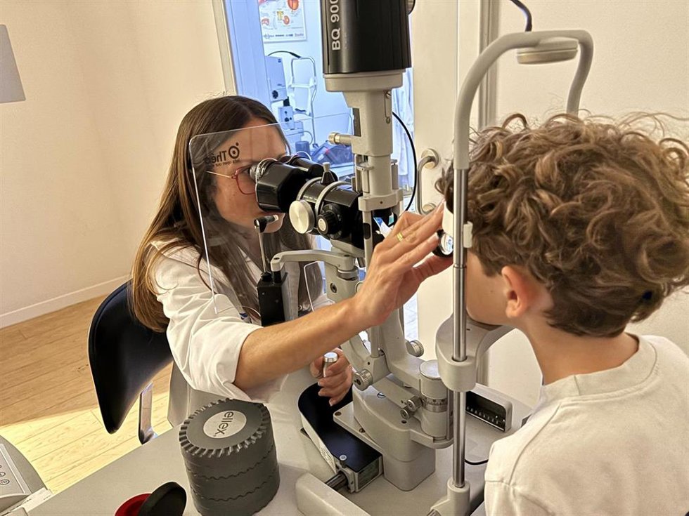 La doctora Julieta Pereyra, de la Unidad de Oftalmología Pediátrica del Hospital Vithas Xanit Internacional, en una consulta