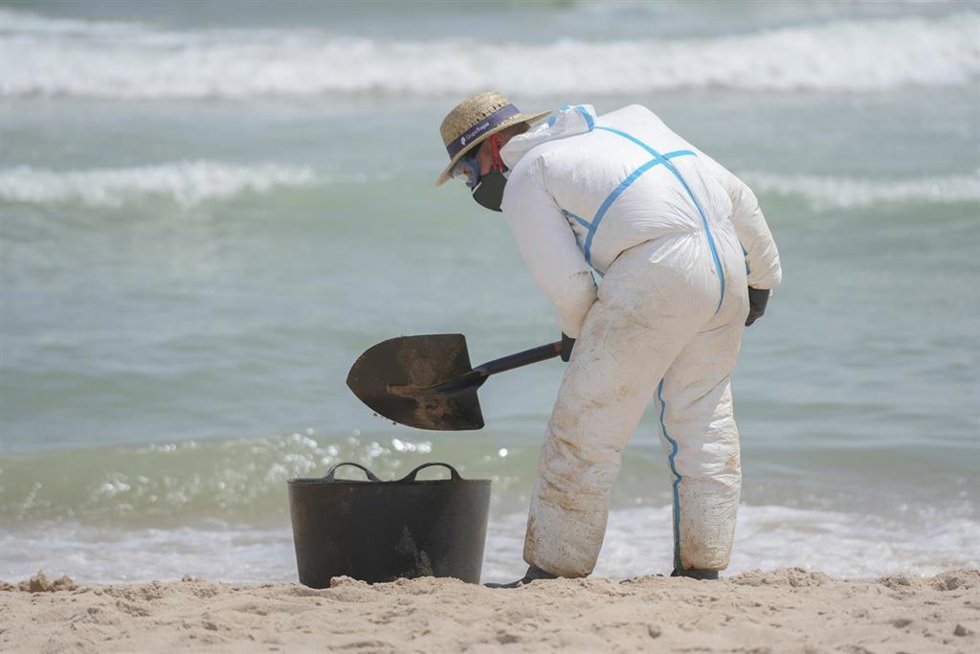 Labores de limpieza en la playa del Saler por el vertido, a 17 de julio de 2024. 