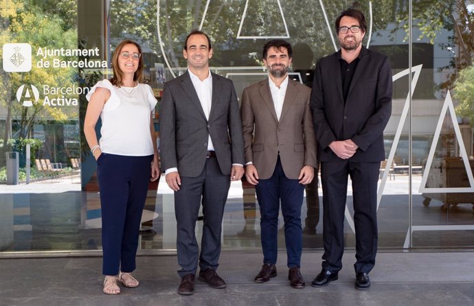 El equipo de representantes de Barcelona Activa y CRB Health Tech, este miércoles.