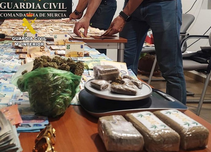 Imagen de los efectos intervenidos por la Guardia Civil en la operación