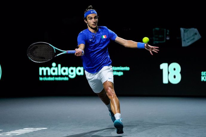 Archivo - Lorenzo Musseti of Italy in action during tennis match between Italy and Serbia Davis Cup Finals 8 at Martin Carpena Pavilion on November 25, 2023, in Malaga, Spain