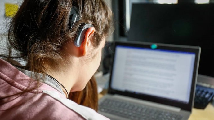 Fundación ONCE convoca ayudas de hasta 1.000 euros para adquirir productos de apoyo para la audición a estudiantes