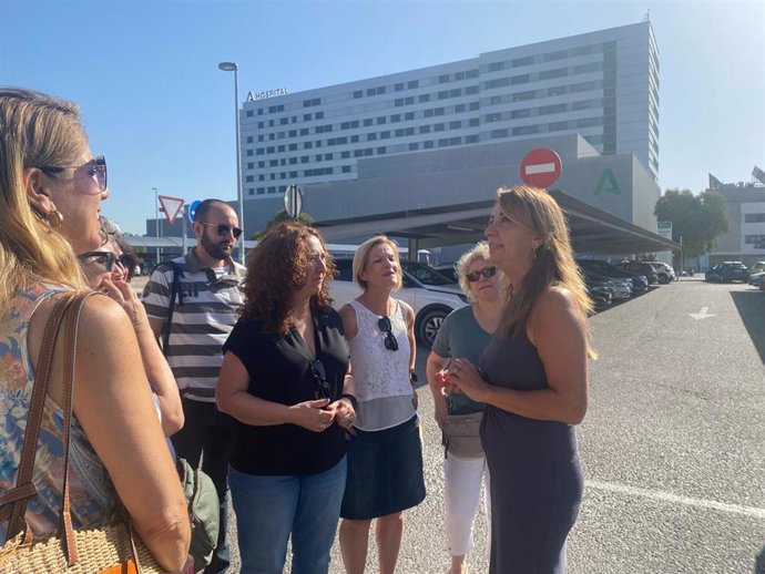La vicesecretaria general del PSOE de Sevilla y parlamentaria andaluza, Encarnación Martínez, en primer término, junto a dirigentes socialistas a las puertas del antiguo Hospital Militar.