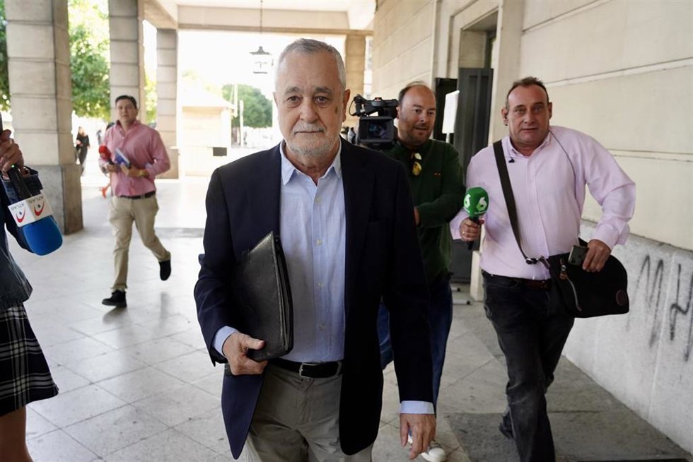 Archivo - El ex presidente de la Junta de Andalucía, José Antonio Grinán llegando a los juzgados, a 18 de mayo de 2023, en Sevilla, (Andalucía, España). (Foto de archivo).