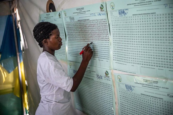 Recuento de los votos en las elecciones parlamentarias y presidenciales celebradas el 15 de julio en Ruanda (archivo)