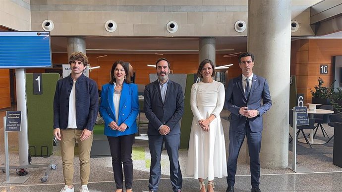 El consejero de Turismo, Comercio y Consumo del Gobierno Vasco, Javier Hurtado, se ha reunido este miércoles con los representantes de los sectores del turismo, comercio y consumo de los ayuntamientos de Vitoria-Gasteiz, Bilbao y San Sebastián