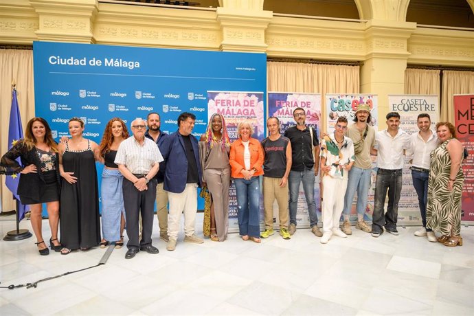 La edil de Fiestas de Málaga, Teresa Porras, presenta la programación de la Feria de Málaga junto a varios de los artistas que actuarán.