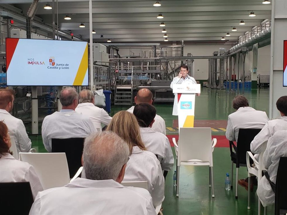 El presidente regional, Fernández-Mañueco, durante el acto de los 50 años de Agua Bezoya en Ortigosa del Monte (Segovia)
