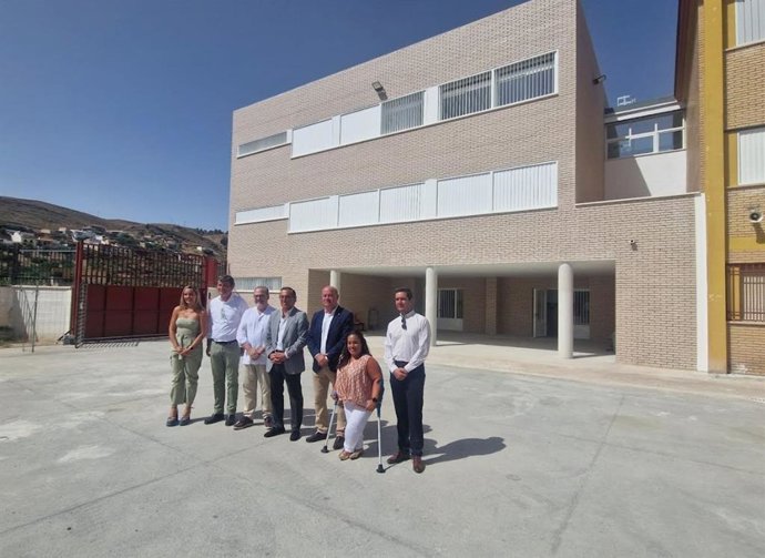 El delegado territorial, Miguel Briones, junto al alcalde de Antequera, Manuel Jesús Barón, en la visita al IES Pintor José María Fernández