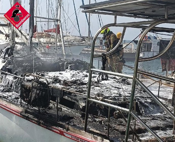 Extingixen un incendi en un vaixell d'esbarjo al club nutic de Torrevella