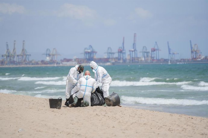 Labores de limpieza en la playa del Saler por el vertido