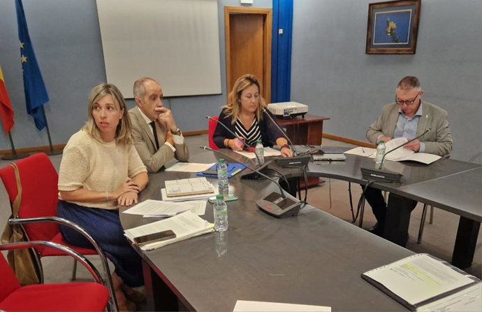 La consejera de Educación, Lydia Espina -en la cabecera de la mesa- durante la reunión de la mesa de negociación sindical destinada a abordar la reducción de la jornada lectiva del cuerpo de maestros