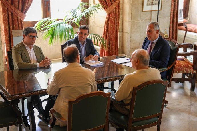 Sanz reunido con representantes vecinales de la zona del Puerto