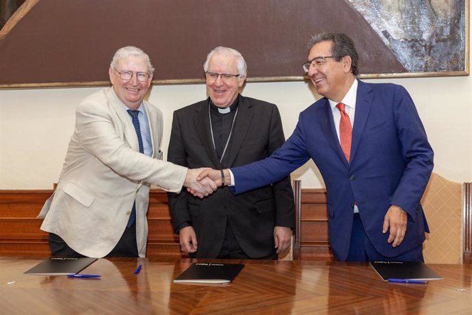 Francisco Vélez, monseñor Saiz Meneses y Antonio Pulido, tras la firma del convenio.