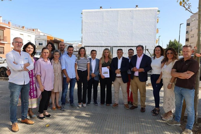 El delegado de la Junta en Huelva, José Manuel Correa, y delegado territorial de Inclusión, José Manuel Borrero, visitan en San Juan del Puerto los terrenos donde se ubicará un centro de día.