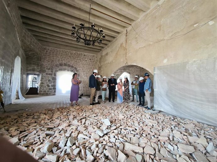 El consejero de Turismo, Cultura y Deporte, Arturo Bernal, visita las obras de restauración del Castillo de Vélez-Blanco (Almería).