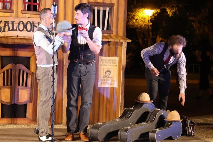 Clown y las acrobacias de 'La Banda de Otro' con su montaje 'YEE HA', centrado en el viejo oeste de 'Andalusiana'.