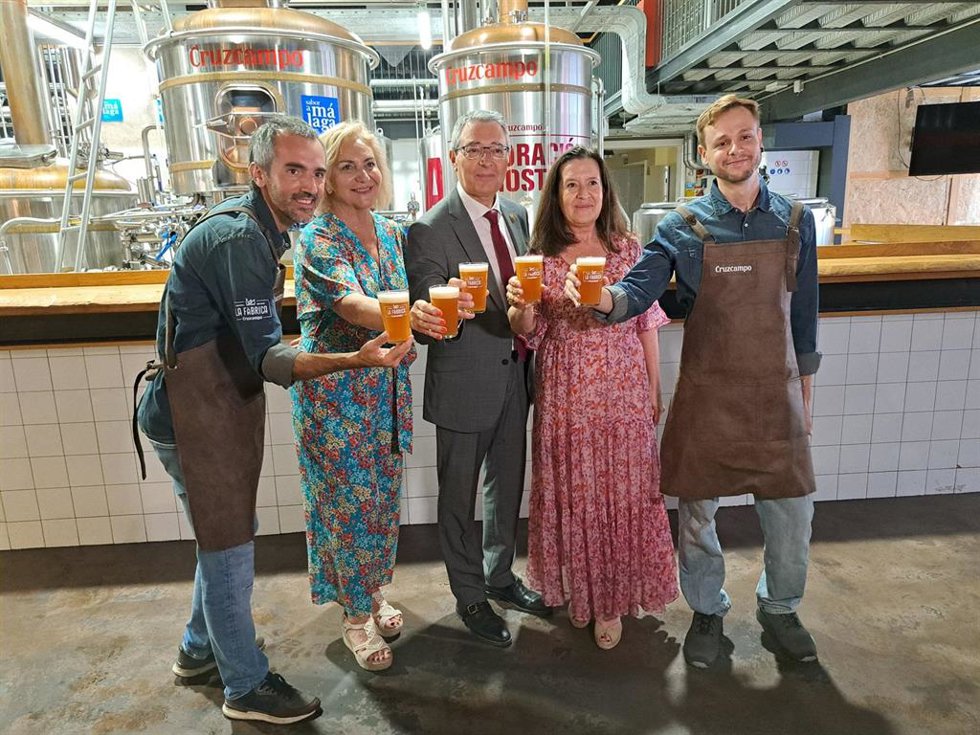 El presidente de la Diputación de Málaga y  la directora de Relaciones Institucionales de HEINEKEN España presentan las cervezas de edición limitada Cruzcampo Salerosa.