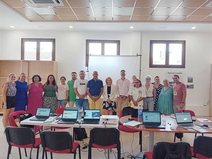La delegada de Empleo, Empresa y Trabajo Autónomo de la Junta de Andalucía en Málaga, Carmen Sánchez Sierra, junto al alcalde de Monclinejo, Antonio Muñoz Anaya, la concejala de Mujer, Arancha Villalba Díaz, y José Ángel Sánchez Sánchez