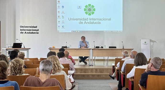 El director del curso 'Andalucía en la historia y en la novela histórica' y escritor, José Calvo Poyato, en La Rábida (Huelva).