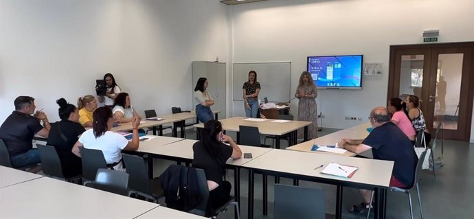 La delegada municipal de Servicios Sociales, Rocío Bastida, ha dado la bienvenida a los participantes del programa.