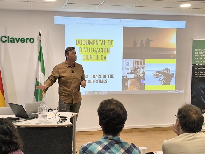 El director de documentales Jesús María Moreno en una ponencia sobre el documental 'Las últimas huellas del neradental' en la sede de Santa María de la Rábida de la UNIA.