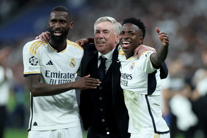 Archivo - 08 May 2024, Spain, Madrid: Real Madrid manager Carlo Ancelotti celebrates with Antonio Rudiger (L) and Vinicius Junior after the UEFA Champions League semi-final, second leg match between Real Madrid and Bayern Munich at the Santiago Bernabeu