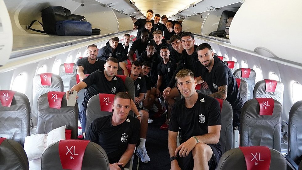 La selección española olímpica en el avión con el que han viajado a Francia para preparar los Juegos de Paris 2024.