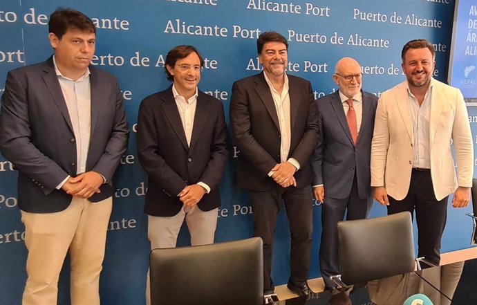 Los alcaldes de Alicante y Elche, Luis Barcala y Pablo Ruz, en una jornada organizada por la Unión Empresarial de la Provincia de Alicante (Uepal)