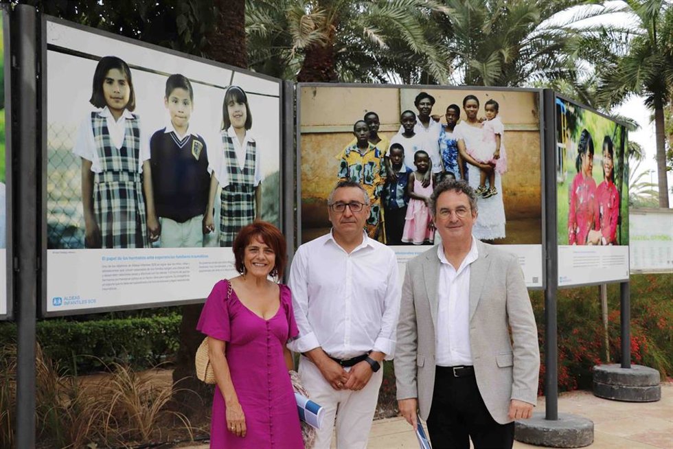 El concejal de Derechos Sociales, Diversidad, Igualdad y Accesibilidad y Políticas Inclusivas de Málaga, Francisco Cantos; la directora general de la misma área, María Dolores Aurioles; y el director territorial de Aldeas Infantiles SOS en Andalucía