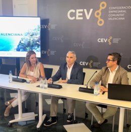 (I-D) La Secretaria General De Hosbec, Mayte García, Junto Al Secreatio General De Turisme CV, Jose Manuel Camarero, Y Al Director De Soluciones Turísticas, Alberto Galloso.