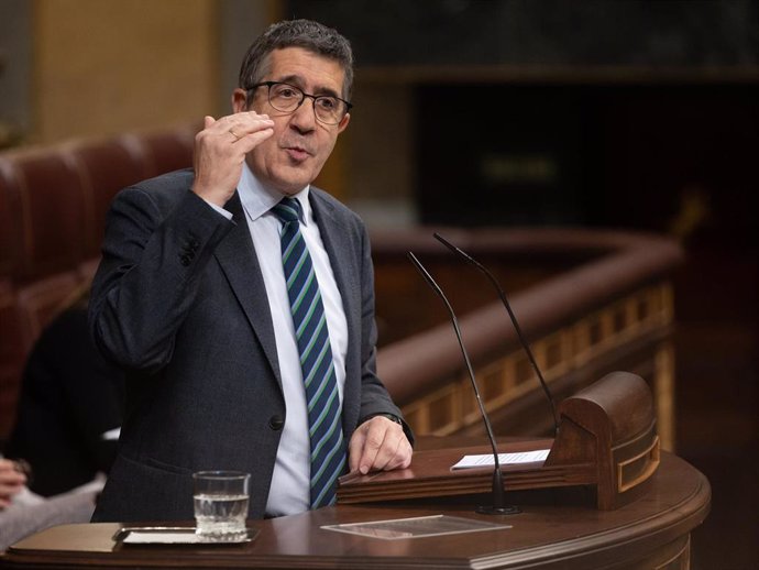 El portavoz del PSOE en el Congreso, Patxi López, interviene durante una sesión extraordinaria en el Congreso de los Diputados, a 17 de julio de 2024, en Madrid (España). 