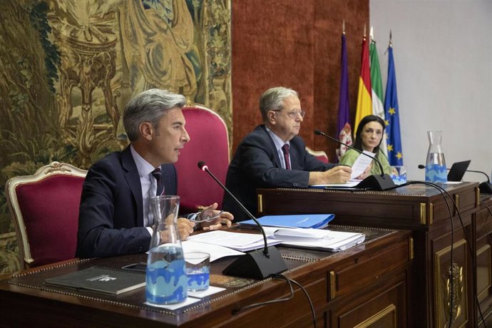 El presidente de la Diputación de Córdoba, Salvador Fuentes (centro), durante el Pleno de julio.