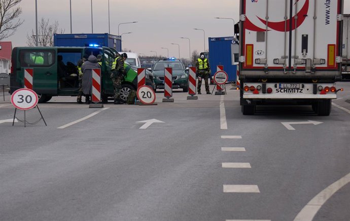 Archivo - GRENCTALE (LATVIA), March 16, 2020  Photo taken on March 16, 2020 from Grenctale of Latvia shows Lithuanian soldiers on duty at the border check point between Lithuania and Latvia. Lithuania reintroduced control along borders with European Uni