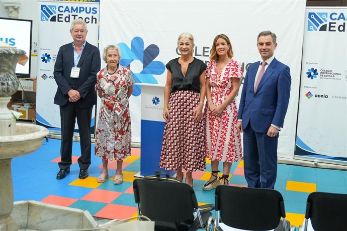 La consejera de Desarrollo Educativo y Formación Profesional, Patricia del Pozo preside la foto de familia (c), a 17 de julio de 2024, en Sevilla, Andalucía (España). 