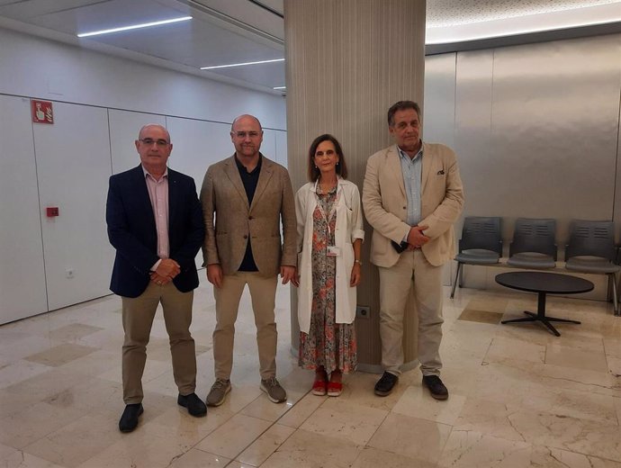 El director de la Oficina Autonómica de Salud Mental y Adicciones (OSMA), Bartolomé Pérez, el gerente de la Agrupación Sanitaria Interdepartamental (ASI) Alicante-Centro, Francisco Soriano, y la gerente del departamento de salud de Elda, Pilar Lucas