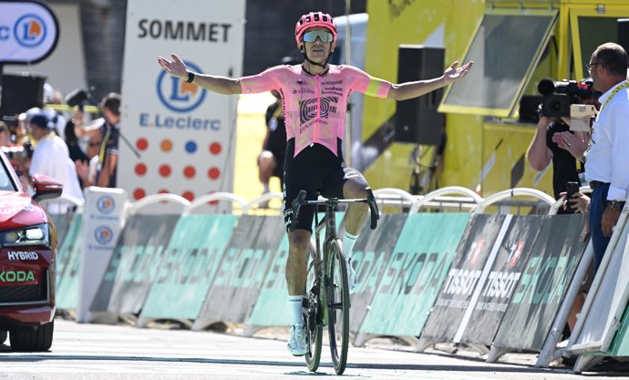 17 July 2024, France, Superdevoluy: Ecuadorian cyclist Richard Carapaz of EF Education-EasyPost crosses the finish line to win the 17th stage of the 2024 Tour de France cycling race, 177,8 km from Saint-Paul-Trois-Chateaux to Superdevoluy.