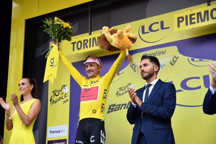 01 July 2024, Italy, Turin: Richard Carapaz from EF Educational is the leader of Yellow Shirt on Stage 3 Piacenza-Torino -Tour de France 2024 during Stage 3 - Finish, Tour De France race in Turin. Photo: Andrea Amato/Ipa Sport/IPA via ZUMA Press/dpa