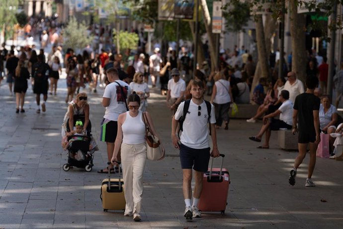 Decenas de personas caminan por el centro de la ciudad, a 5 de julio de 2024, en Barcelona, Catalunya
