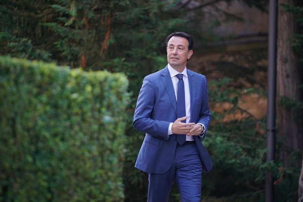 El Vicelehendakari Segundo, Consejero de Economía, Trabajo y Empleo, Mikel Torres, a su llegada a la toma de posesión de su cargo en el Gobierno Vasco, en Ajuria Enea, a 25 de junio de 2024, en Vitoria, Álava, País Vasco (España).