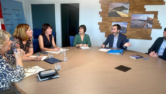 El consejero de Turismo, Comercio y Consumo del Gobierno Vasco, Javier Hurtado, y la presidenta de Eudel y alcaldesa de Derio, Esther Apraiz, se han reunido este miércoles