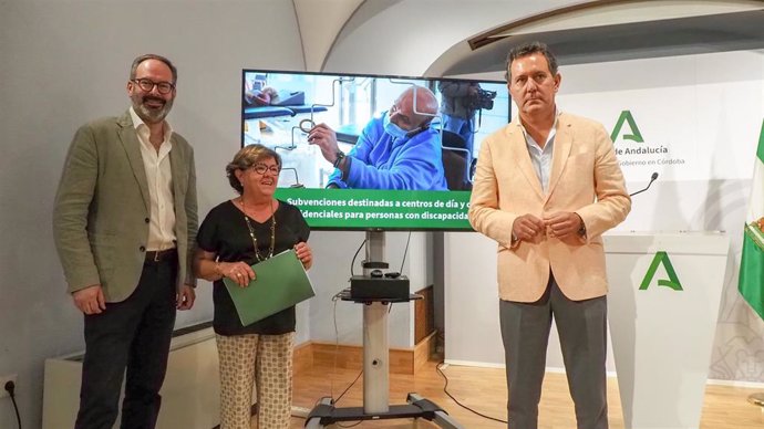 Repiso (dcha.) y Molina (izda.), con la delegada de Inclusión Social en Córdoba, Dolores Sánchez (centro), en la presentación de la resolución de subvenciones de la Junta para construir o mejorar residencias.