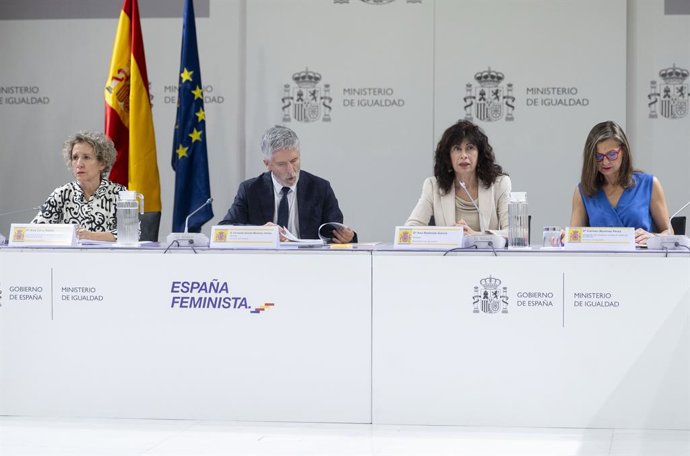 (I-D) La secretaria de Estado para la Igualdad y la Erradicación de la Violencia, Aina Calvo; el ministro del Interior, Fernando Grande-Marlaska; la ministra de Igualdad, Ana Redondo,  y la delegada del Gobierno contra la Violencia de Género, Carmen Mar