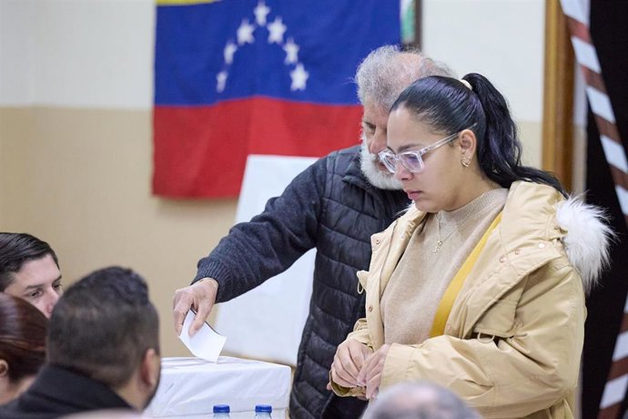 Archivo - Venezolanos votando en las primarias de la oposición en Madrid