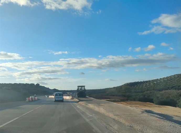 Archivo - Obras en la carretera A-306 a su paso por Torredonjimeno/Archivo