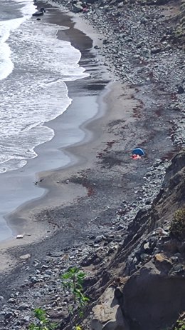 Usuarios acampados en la playa de Benijo pese a la