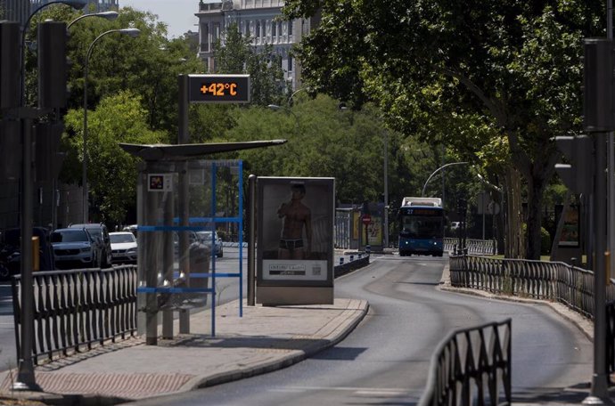 Archivo - El termómetro de una parada de autobús marca 42 º C